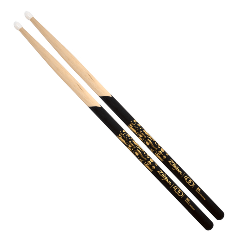 aqueta-Zildjian-400-Anos-Limited-Edition-Classical-5ª-em-Hickory-Ponta-de-Nylon-Z5AND-400 aqueta-Zildjian-400-Anos-Limited-Edition-Classical-5ª-em-Hickory-Ponta-de-Nylon-Z5AND-400